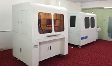 AMOLED、MicroLED顯示面板，行業(yè)專用激光修復機及大幅面全，面屏偏光片高速切割機